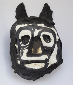 Masque Scaramouche, grès, porcelaine, ciment réfractaire, 2021.JPG